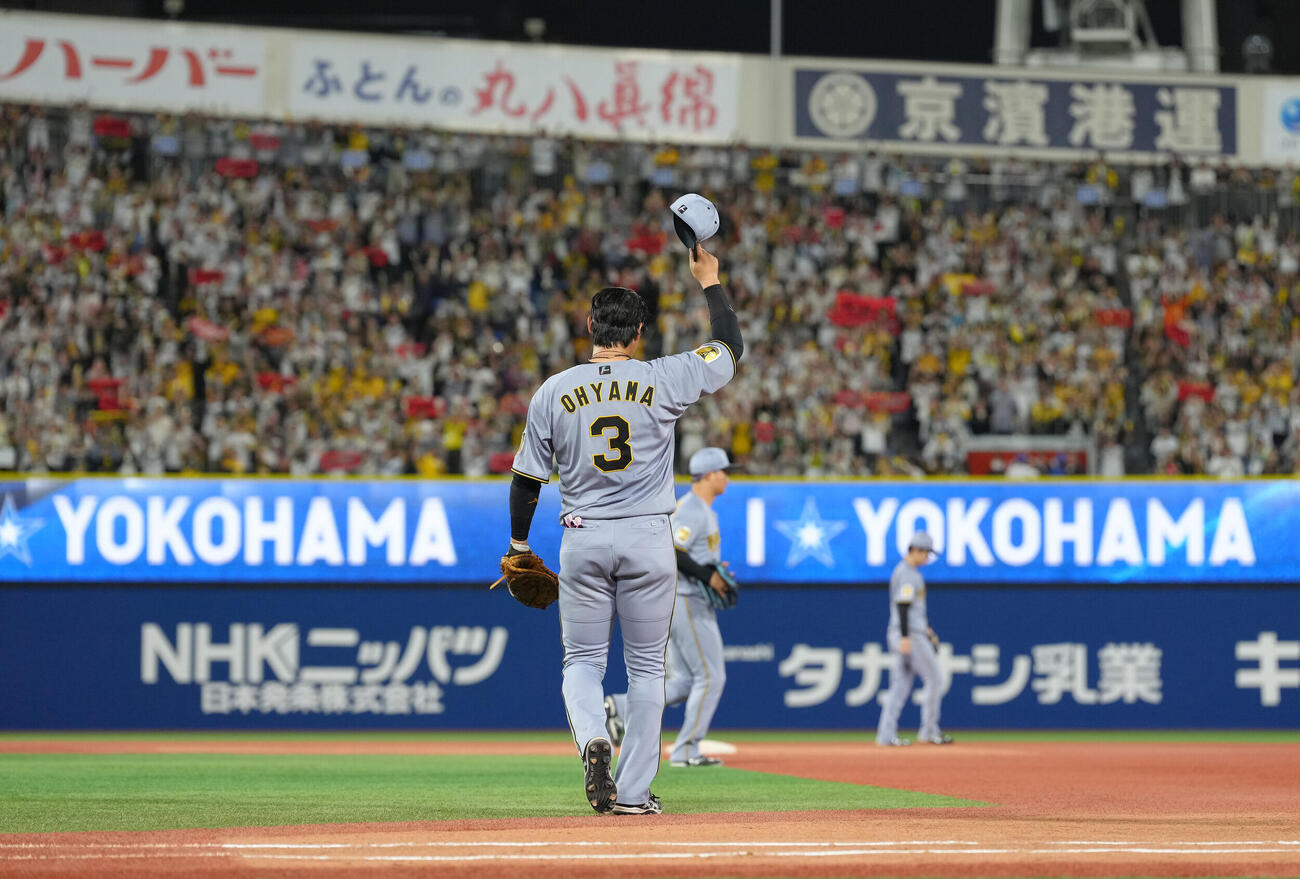 DeNA対阪神　3回に満塁本塁打の阪神大山悠輔は帽子を取って左翼スタンドの声援に応える（撮影・足立雅史）