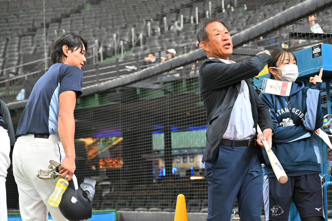 西武対ソフトバンク　試合前練習で辻発彦氏（中央）は西武西川愛也に打撃のアドバイスを送る（撮影・滝沢徹郎）