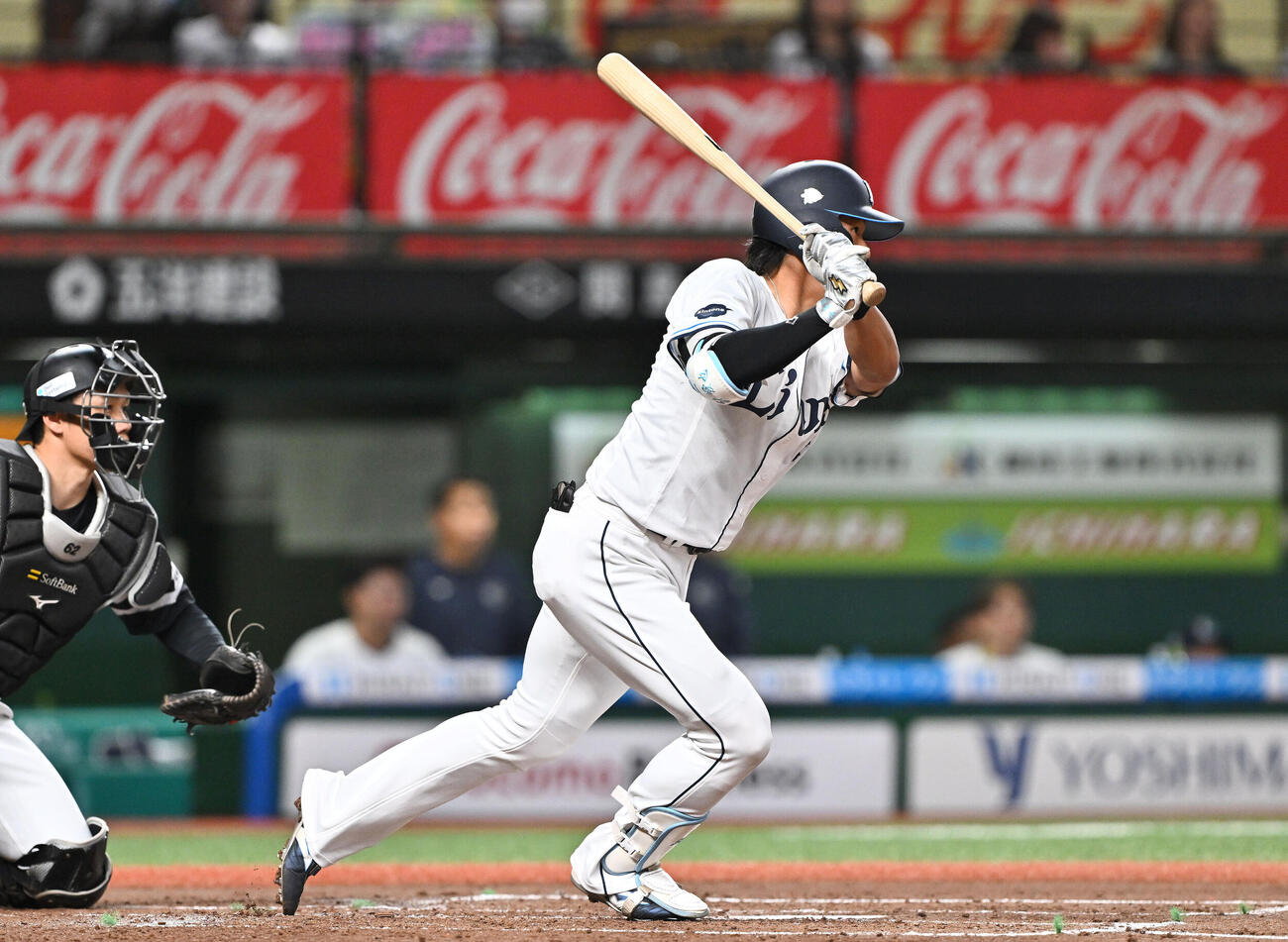 西武対ソフトバンク　2回裏西武2死三塁、西川愛斗は適時二塁打を放つ（撮影・滝沢徹郎）