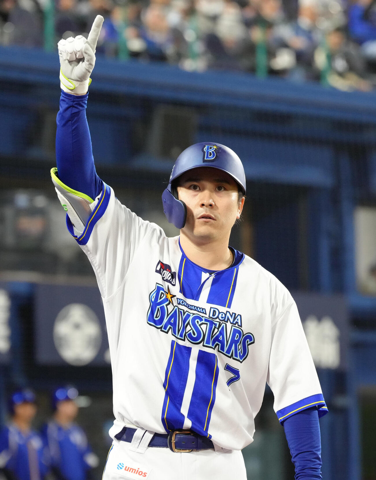 DeNA対阪神　3回裏DeNA無死、同点本塁打を放った佐野恵太は声援に応える（撮影・足立雅史）