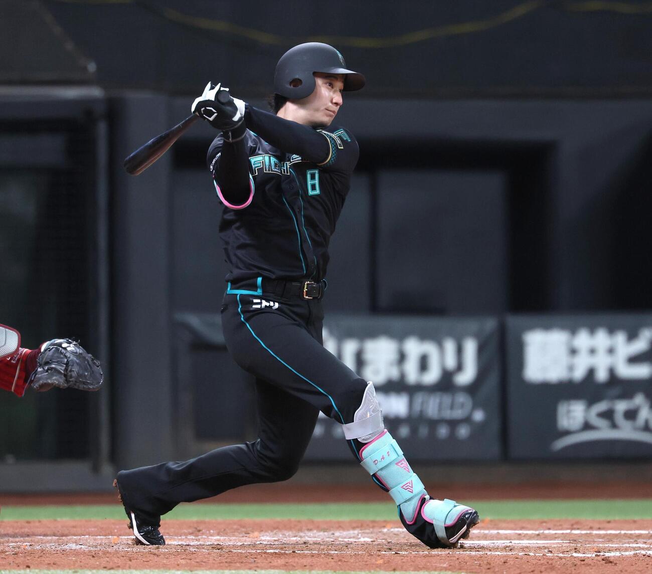 日本ハム対楽天　4回裏日本ハム無死、安打を放つ浅間大基（撮影・黒川智章）