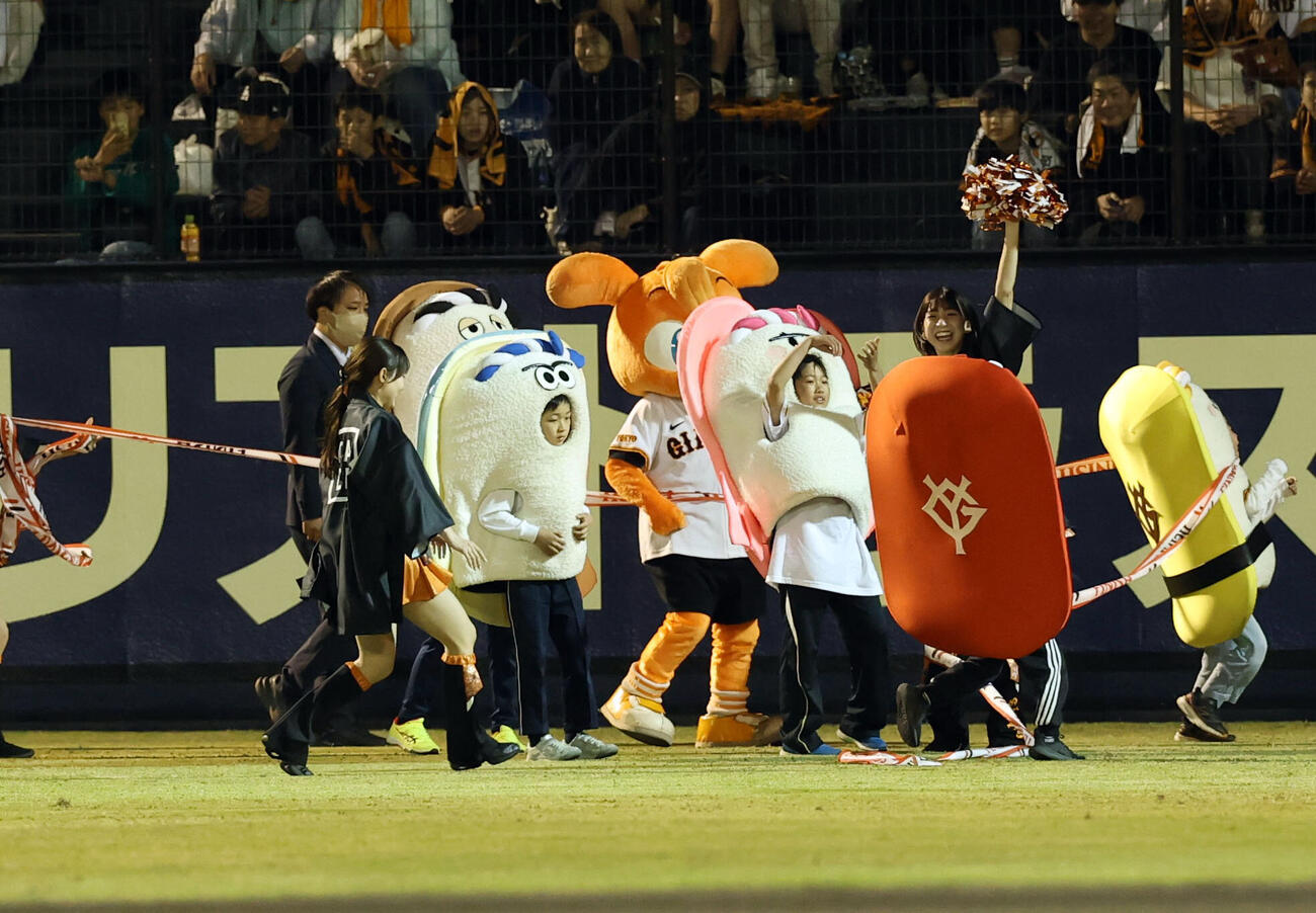 巨人対中日　すしレースはエビが勝利した（撮影・浅見桂子）