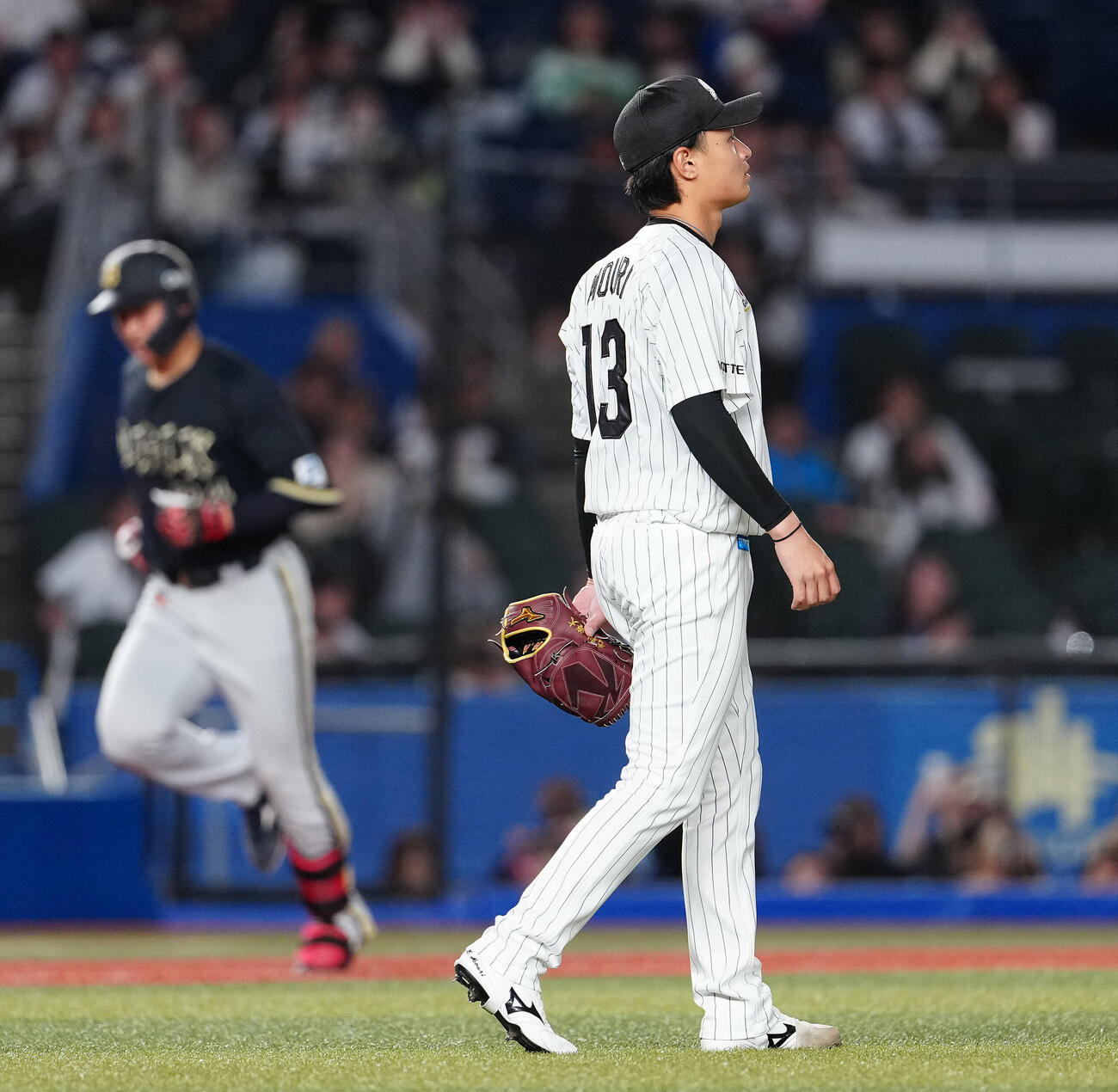 ロッテ対オリックス　5回表オリックス無死一、三塁、紅林弘太郎に3点本塁打を浴び、ぼうぜんとする毛利海大（撮影・鈴木みどり）