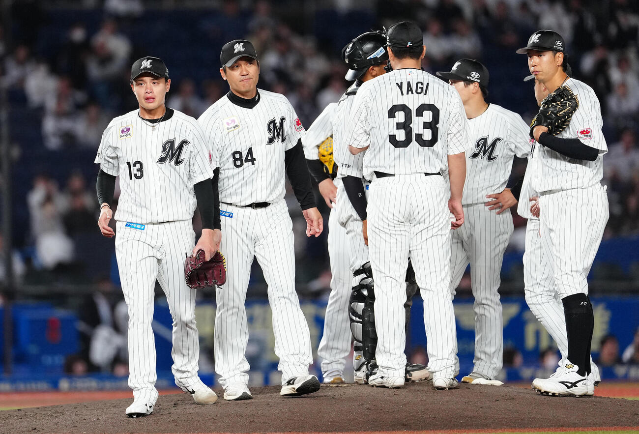 ロッテ対オリックス　5回表、降板するロッテ先発の毛利海大（左）（撮影・鈴木みどり）