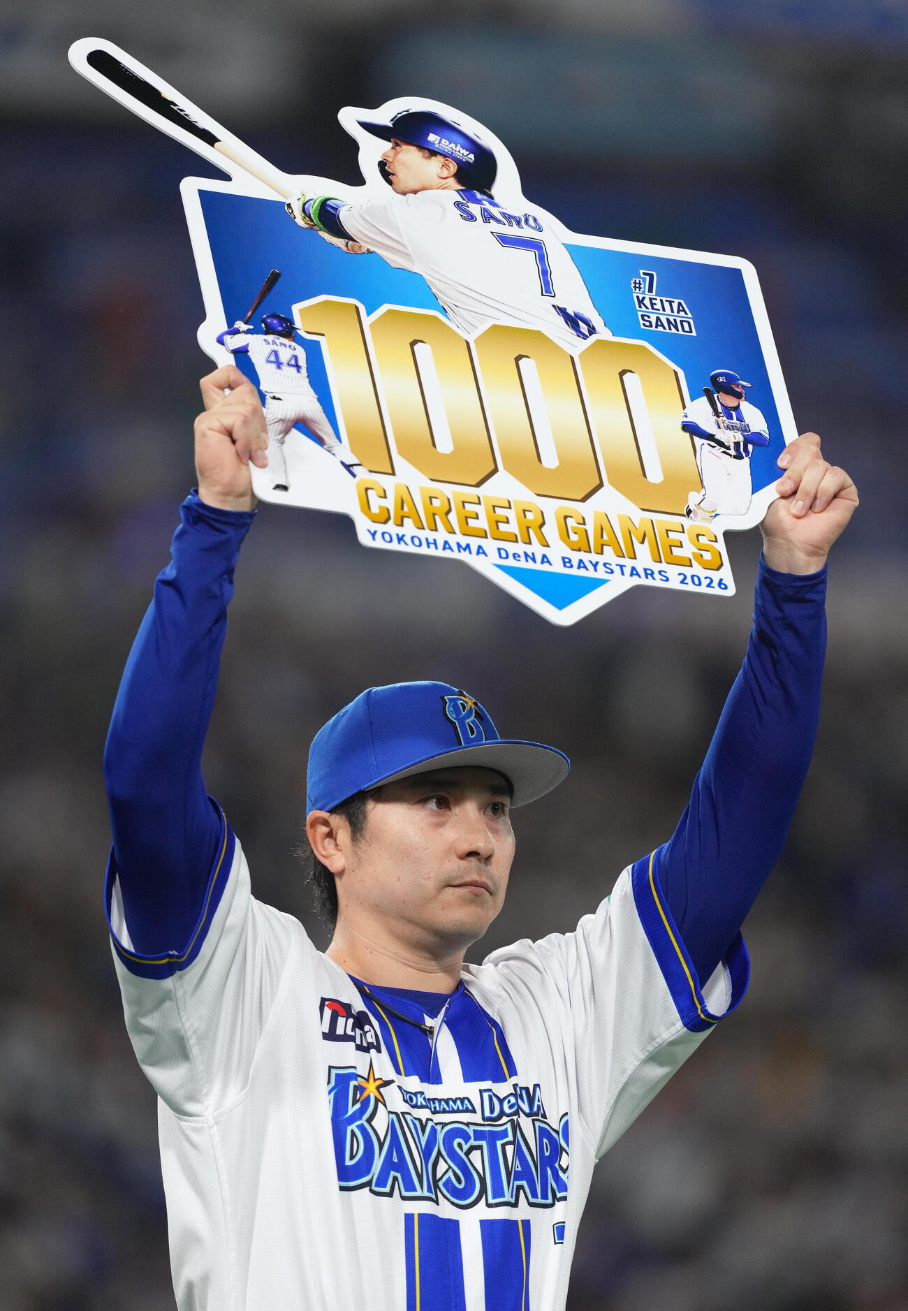 DeNA対阪神　通算1000試合出場のDeNA佐野恵太はボードを掲げる（撮影・足立雅史）