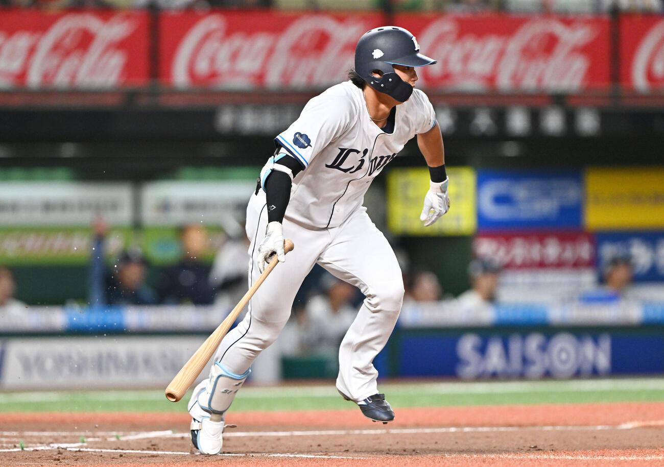 西武対ソフトバンク2回裏西武2死三塁、西川愛斗は適時二塁打を放つ（撮影・滝沢徹郎）