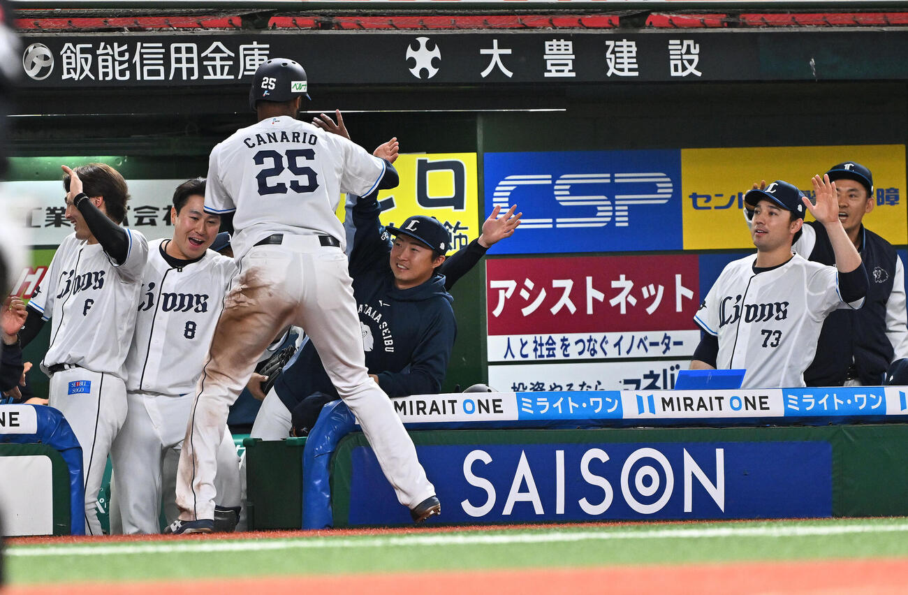 西武対ソフトバンク　4回裏西武無死三塁、岸潤一郎の犠飛で生還したアレクサンダー・カナリオ（手前）を迎える選手たち（撮影・滝沢徹郎）