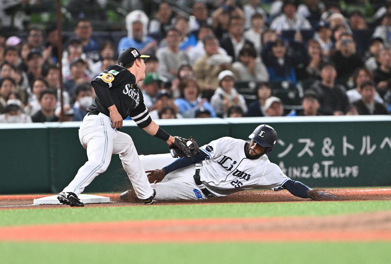 西武対ソフトバンク　2回裏西武無死一塁、岸潤一郎の中前打で三進するアレクサンダー・カナリオ（撮影・滝沢徹郎）