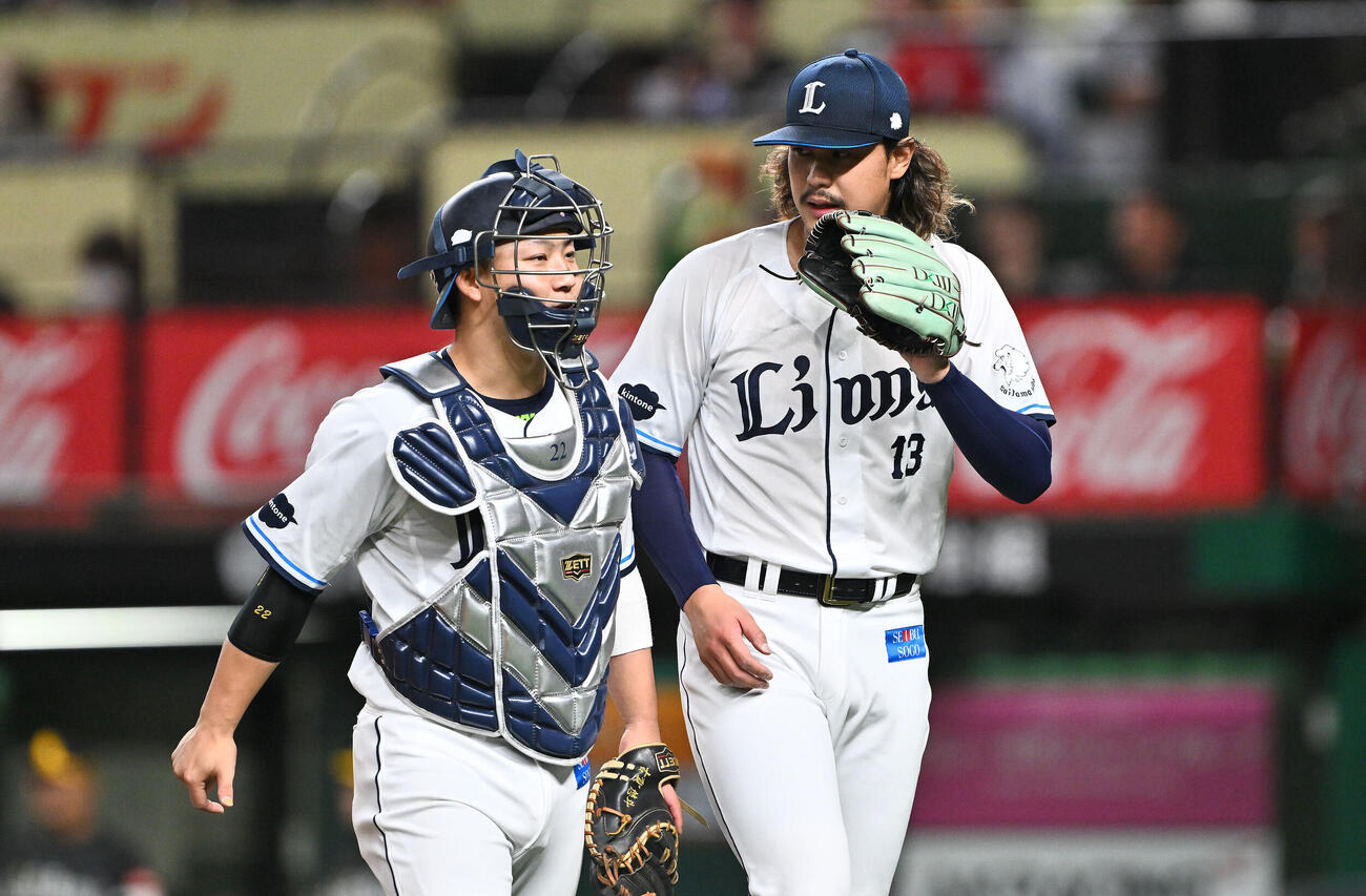 西武対ソフトバンク　2回表を投げ終え引き揚げる西武先発の高橋光成（右）と古賀悠斗（撮影・滝沢徹郎）