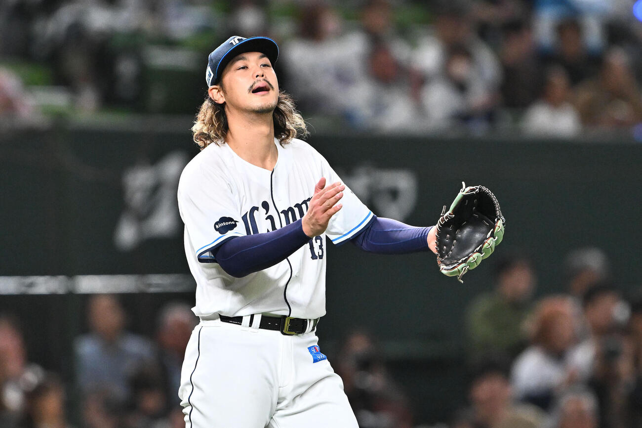 西武対ソフトバンク　5回表を投げ終グラブをたたく西武先発の高橋光成（撮影・滝沢徹郎）