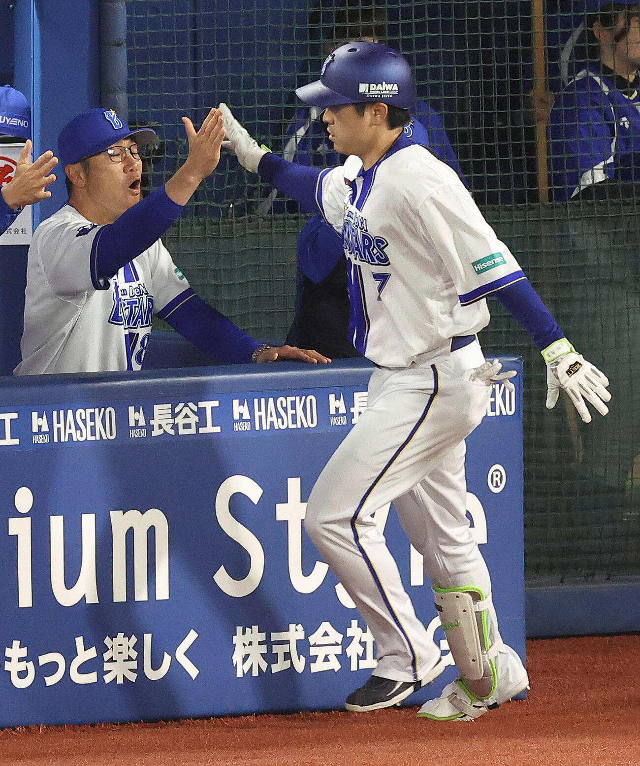 DeNA対阪神　3回裏DeNA無死、右越え同点ソロ本塁打で生還する佐野恵太（右）を迎える相川亮二監督＝2026年4月22日　