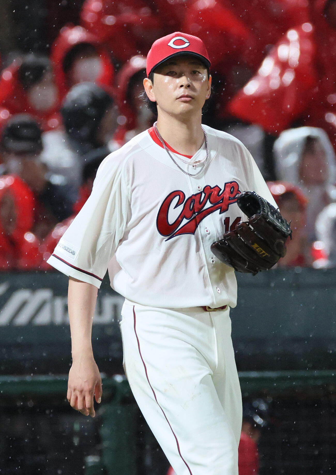 広島対ヤクルト　4回表ヤクルト1死二、三塁、山野太一に中犠飛を浴びた大瀬良大地（撮影・加藤孝規）