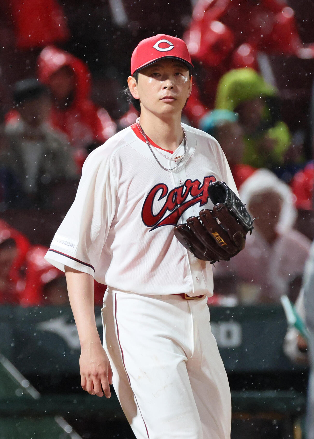 広島対ヤクルト　4回表ヤクルト1死二、三塁、山野太一に中犠飛を浴びた大瀬良大地（撮影・加藤孝規）