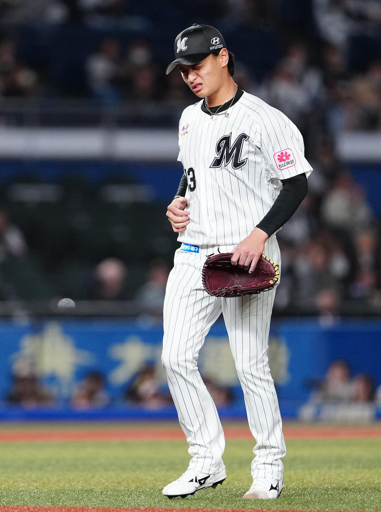 ロッテ対オリックス　3回表を終え、悔しげな表情でベンチへ戻るロッテ毛利海大（撮影・鈴木みどり）