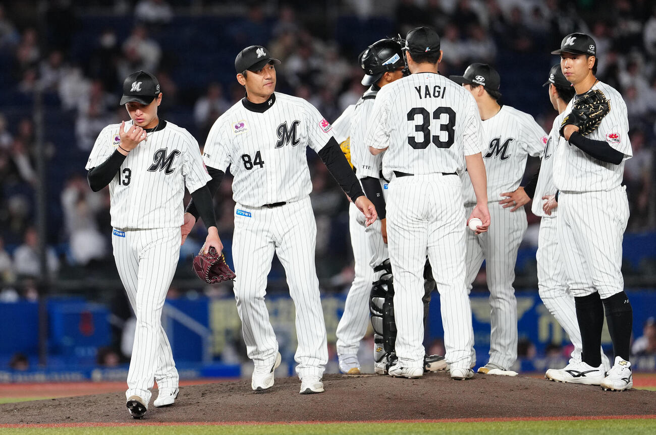 ロッテ対オリックス　5回表、降板するロッテ先発の毛利海大（左）（撮影・鈴木みどり）