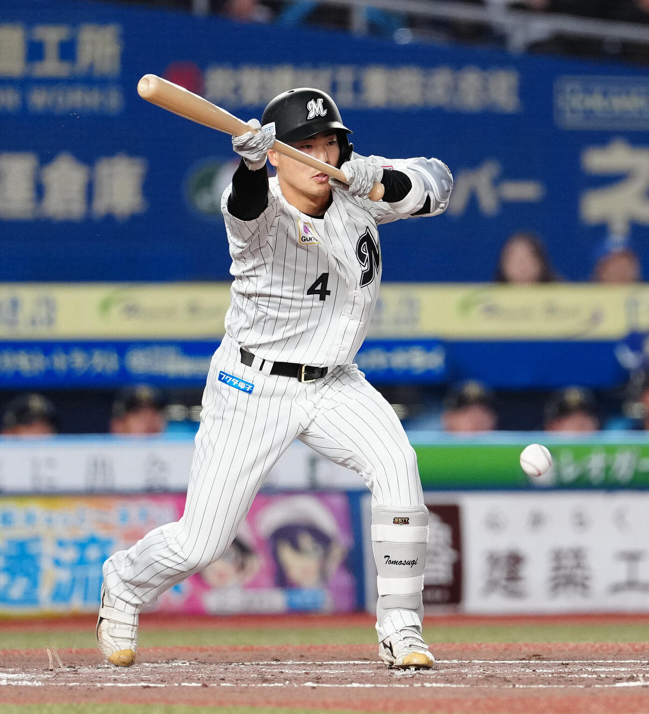 ロッテ対オリックス　2回裏ロッテ1死一、三塁、先制のセーフティースクイズを決める友杉篤輝（撮影・鈴木みどり）