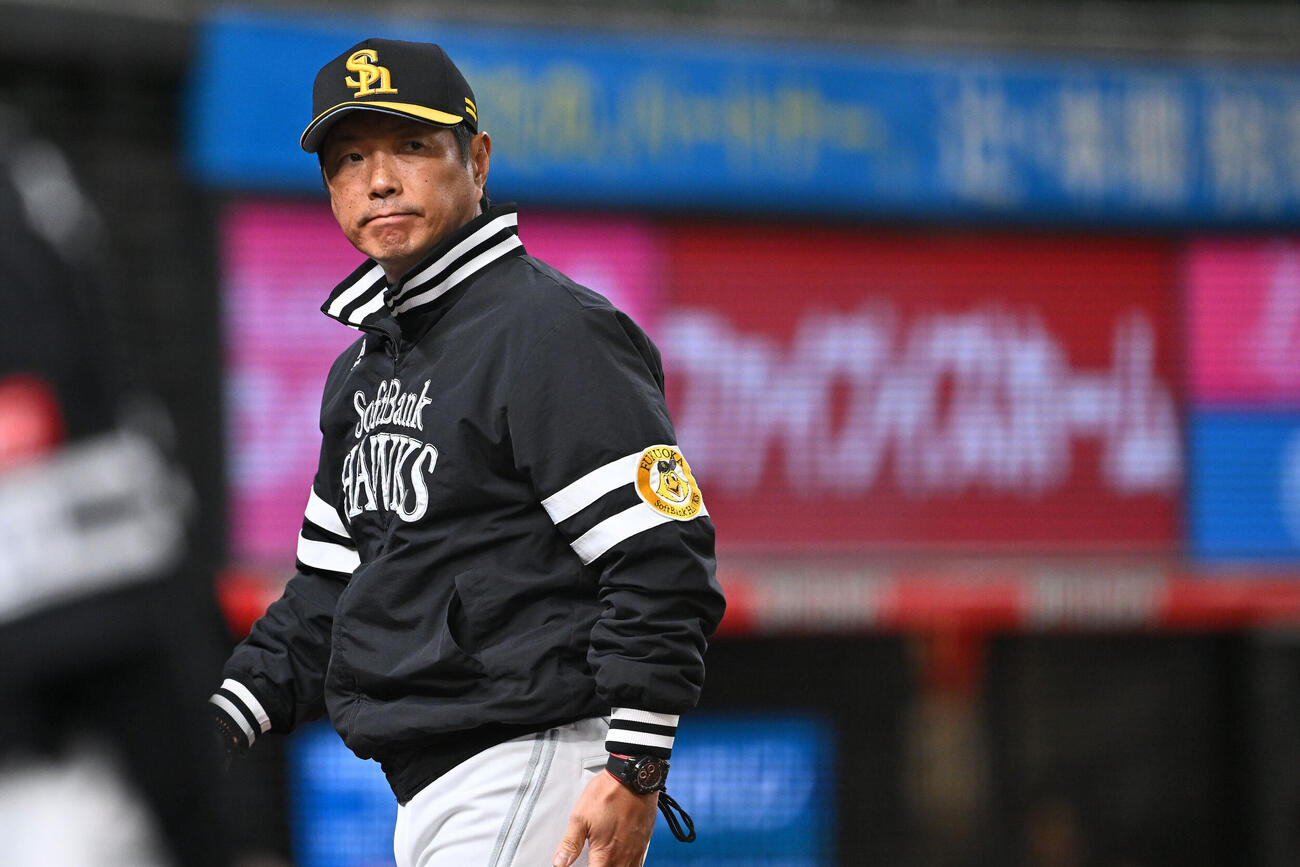 西武対ソフトバンク　交代を告げ浮かない表情でベンチへ引き揚げるソフトバンク小久保裕紀監督（撮影・滝沢徹郎）