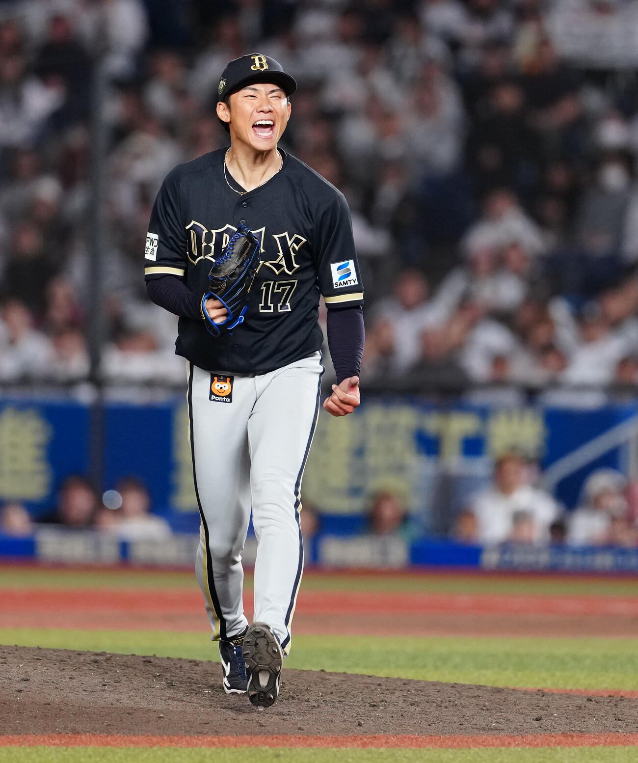 ロッテ対オリックス　7回裏ロッテ2死一塁、代打ネフタリ・ソトを空振り三振に仕留め、雄たけびを上げる曽谷龍平（撮影・鈴木みどり）