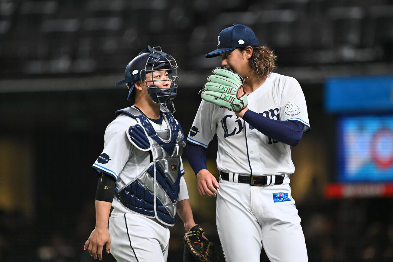 西武対ソフトバンク　2回表を投げ終え引き揚げる西武先発の高橋光成（右）と古賀悠斗（撮影・滝沢徹郎）