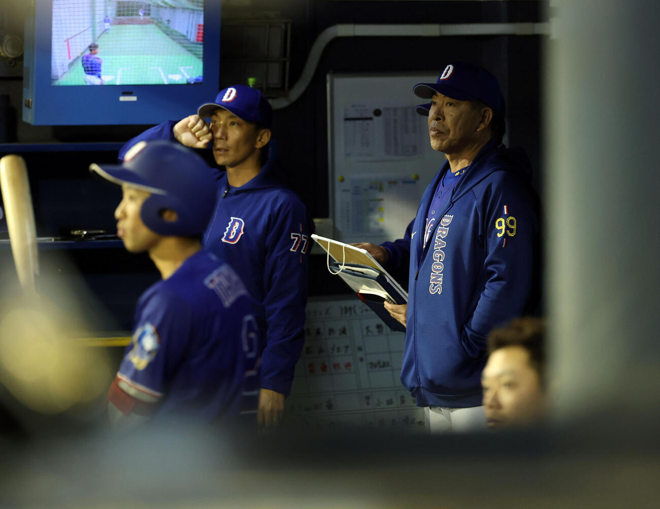 巨人対中日　黒星を続け、ベンチで目を閉じる中日井上一樹監督（右）ら（撮影・浅見桂子）