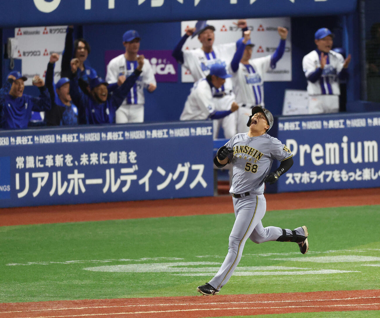 DeNA対阪神　8回表阪神2死満塁、遊ゴロに倒れる前川右京。投手レイノルズ＝2026年4月22日　