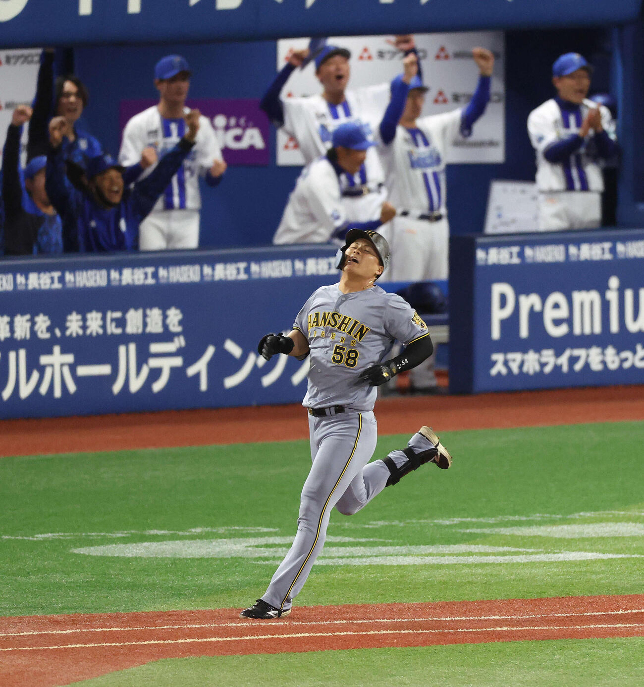 DeNA対阪神　8回表阪神2死満塁、遊ゴロに倒れる前川右京。投手レイノルズ＝2026年4月22日　