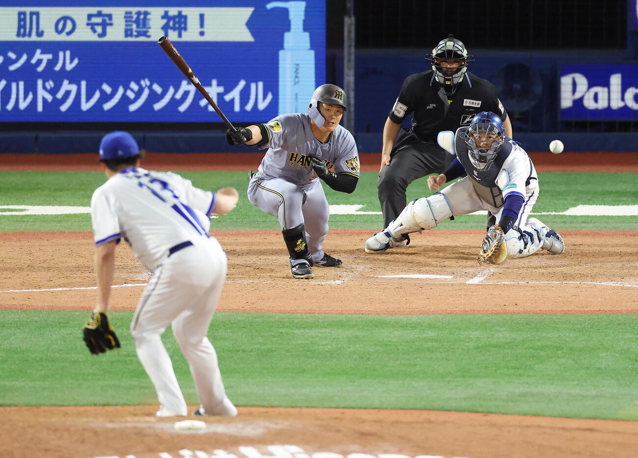 DeNA対阪神　8回表阪神1死満塁、併殺に倒れる前川右京。投手伊勢大夢（撮影・河田真司）