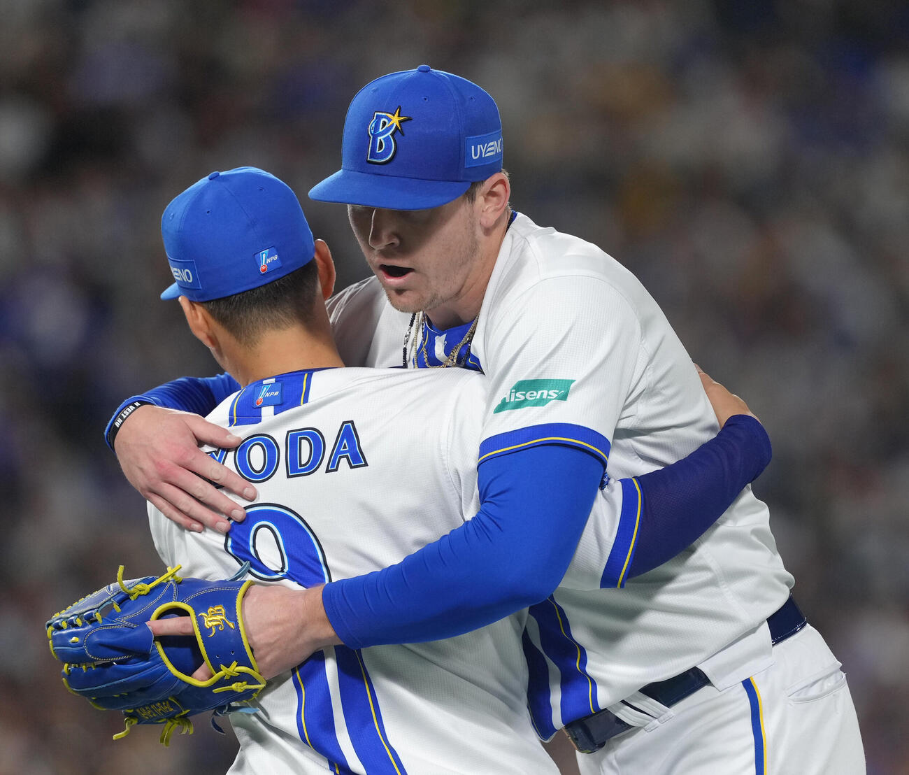 DeNA対阪神　8回表阪神2死満塁、前川右京の打球を好捕した遊撃手京田陽太（左）を抱きしめるレイノルズ（撮影・足立雅史）