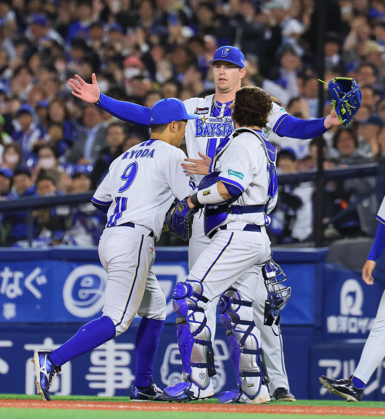 DeNA対阪神　8回表阪神2死満塁、前川右京の打球を好捕した京田陽太を出迎えるショーン・レイノルズ（中央）（撮影・藤尾明華）