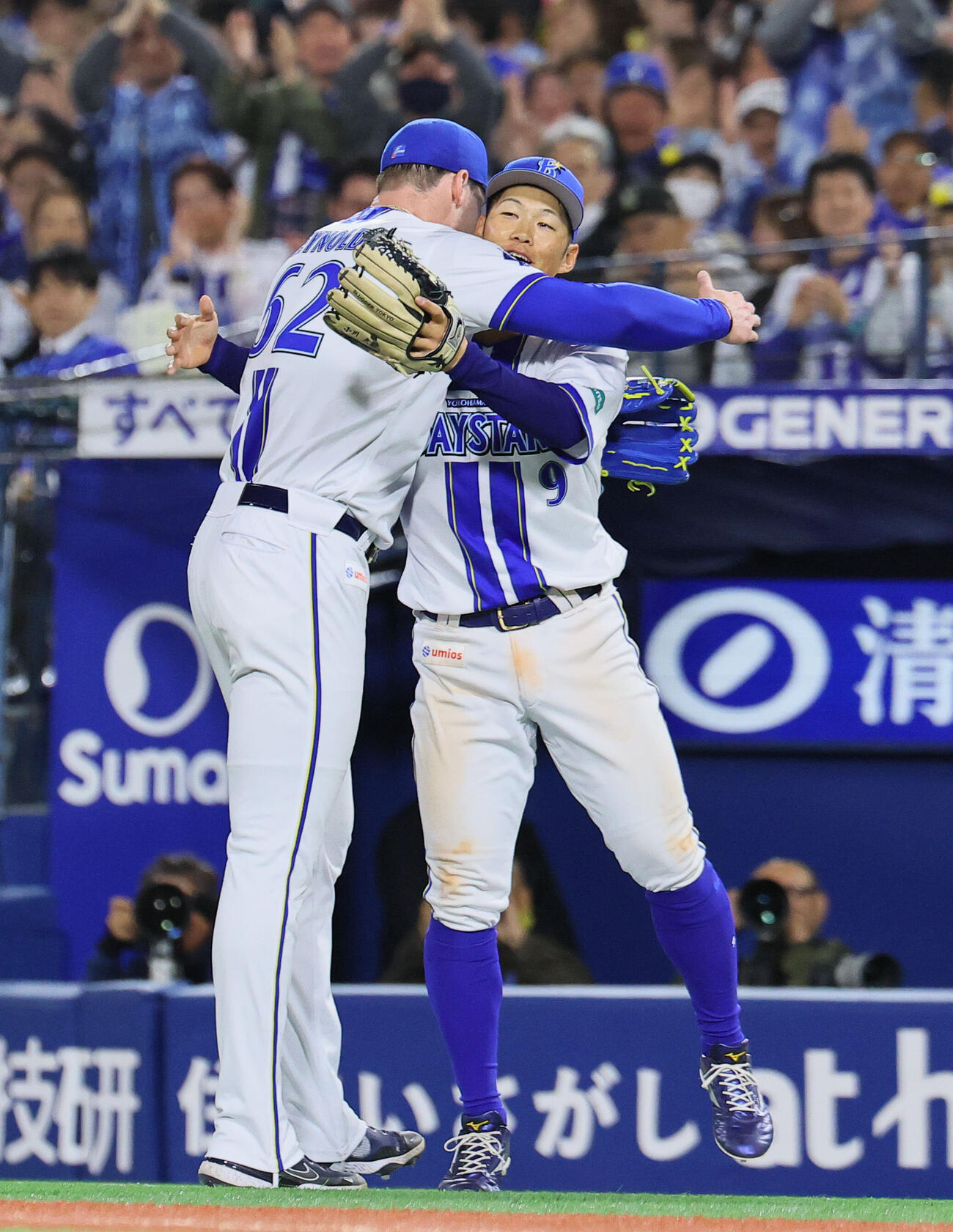 DeNA対阪神　8回表阪神2死満塁、前川右京の打球を好捕し、ショーン・レイノルズと抱き合う京田陽太（撮影・藤尾明華）