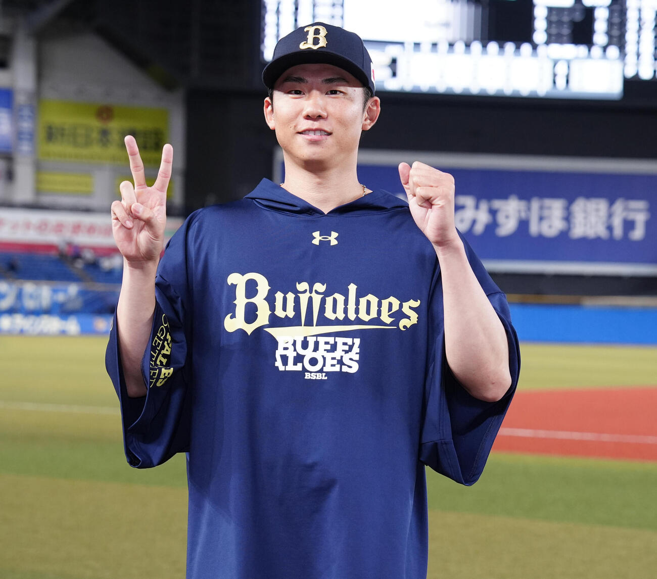 ロッテ対オリックス　ロッテに勝利し、笑顔で写真に納まるオリックス曽谷龍平（撮影・鈴木みどり）