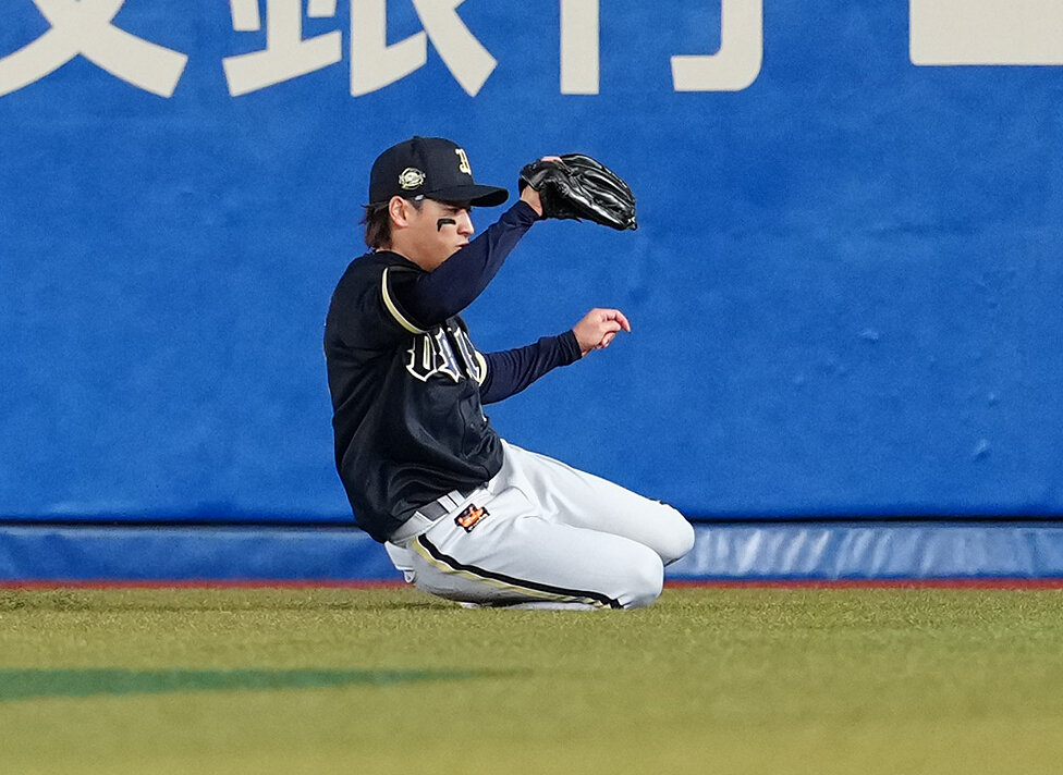 ロッテ対オリックス　4回裏ロッテ無死、石川慎吾の打球を好捕する中堅手渡部遼人（撮影・鈴木みどり）