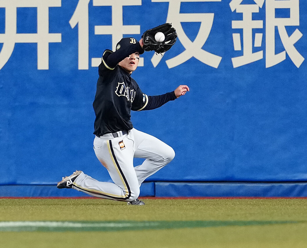 ロッテ対オリックス　4回裏ロッテ無死、石川慎吾の打球を好捕する中堅手渡部遼人（撮影・鈴木みどり）