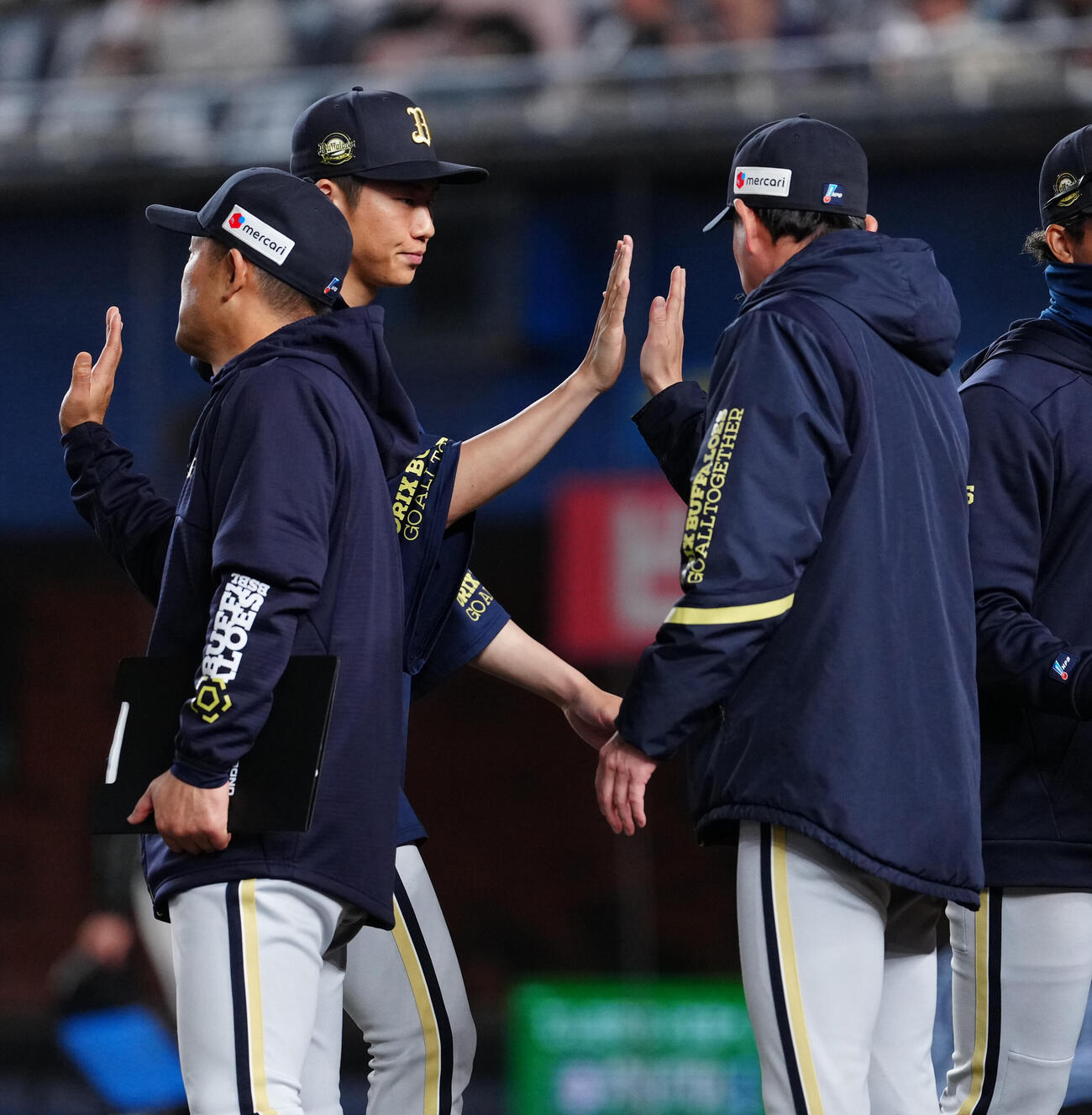 ロッテ対オリックス　ロッテに勝利し、岸田護監督（右）とタッチを交わすオリックス曽谷龍平（撮影・鈴木みどり）＝2026年4月22日