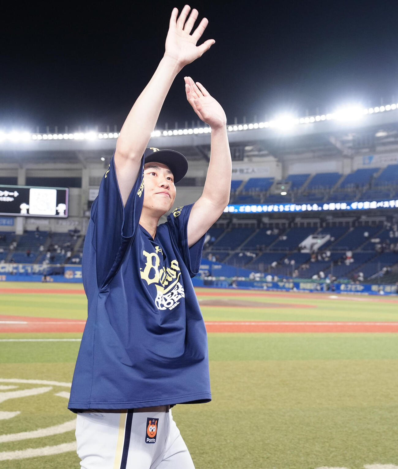 ロッテ対オリックス　ロッテに勝利し、声援に応えるオリックス曽谷龍平（撮影・鈴木みどり）＝2026年4月22日