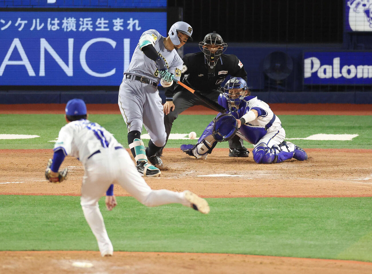 DeNA対阪神　9回表阪神2死一、三塁、二ゴロに倒れる佐藤輝明。投手山崎康晃