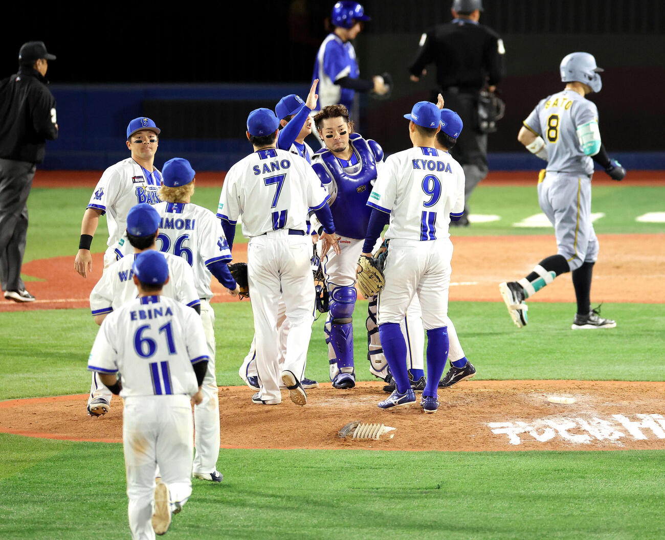 DeNA対阪神　阪神に勝利し、マウンドに集まるDeNAナイン＝2026年4月22日　