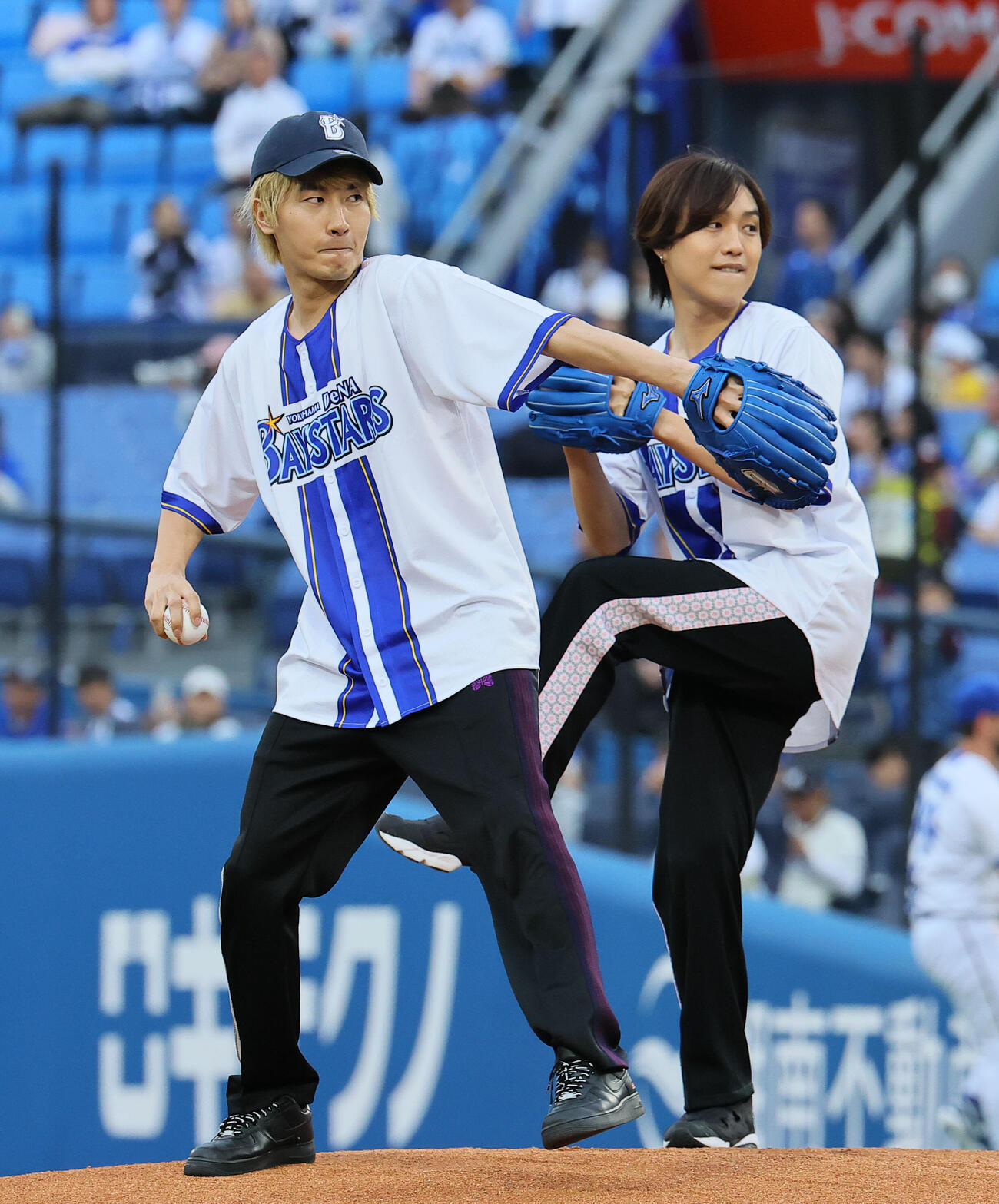 DeNA対阪神　セレモニアルピッチを行うThis is LASTの鹿又輝直（左）と菊池陽報（撮影・藤尾明華）