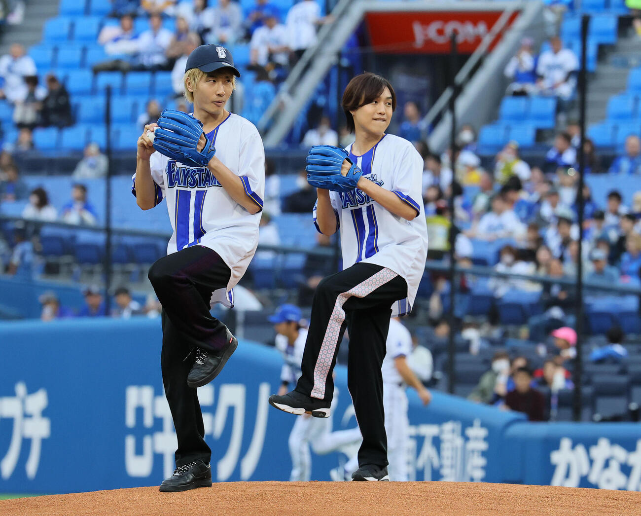 DeNA対阪神　セレモニアルピッチを行うThis is LASTの鹿又輝直（左）と菊池陽報（撮影・藤尾明華）