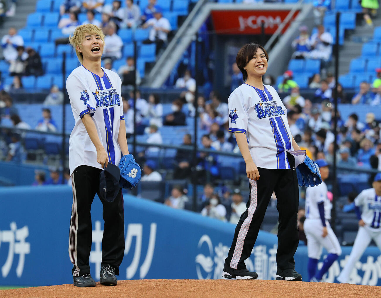 DeNA対阪神　セレモニアルピッチを行い笑顔を見せるThis is LASTの鹿又輝直（左）と菊池陽報（撮影・藤尾明華）