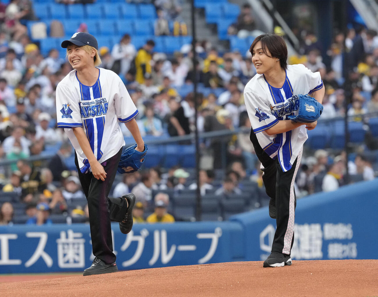 DeNA対阪神　試合前、セレモニアルピッチに登場したThis is LASTの菊池陽報（右）と鹿又輝直（撮影・足立雅史）