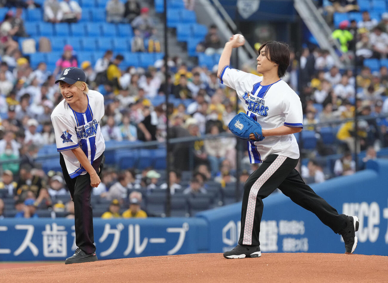 DeNA対阪神　試合前、セレモニアルピッチに登場したThis is LASTの菊池陽報（右）と鹿又輝直（撮影・足立雅史）