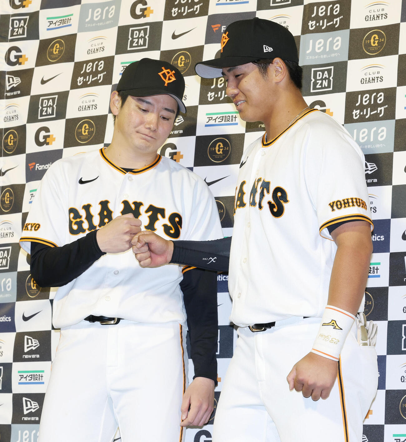 巨人対中日　お立ち台でグータッチする巨人竹丸和幸（左）と石塚裕惺（撮影・宮地輝）