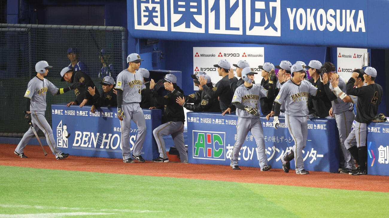 DeNA対阪神　3回表阪神2死満塁、逆転満塁本塁打で生還する大山悠輔（手前右から2人目）らを迎えるチームメート＝2026年4月22日　
