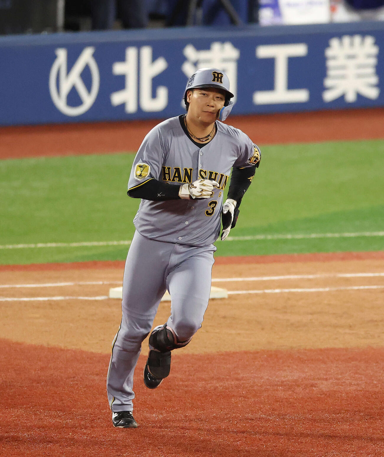 DeNA対阪神　3回表阪神2死満塁、逆転満塁本塁打を放ちダイヤモンドを回る大山悠輔＝2026年4月22日　