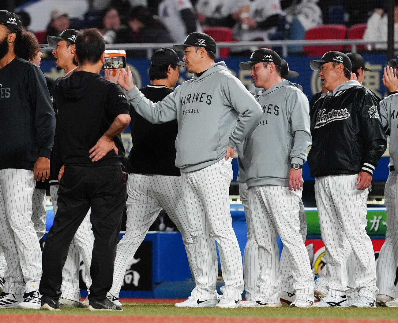ロッテ対オリックス　オリックスに勝利し、ナインを迎えるロッテサブロー監督（中央）（撮影・鈴木みどり）＝2026年4月21日