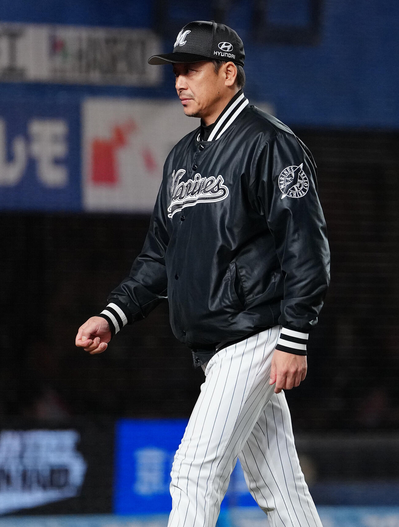ロッテ対オリックス　6回表の選手交代を告げベンチへ戻るロッテサブロー監督（撮影・鈴木みどり）