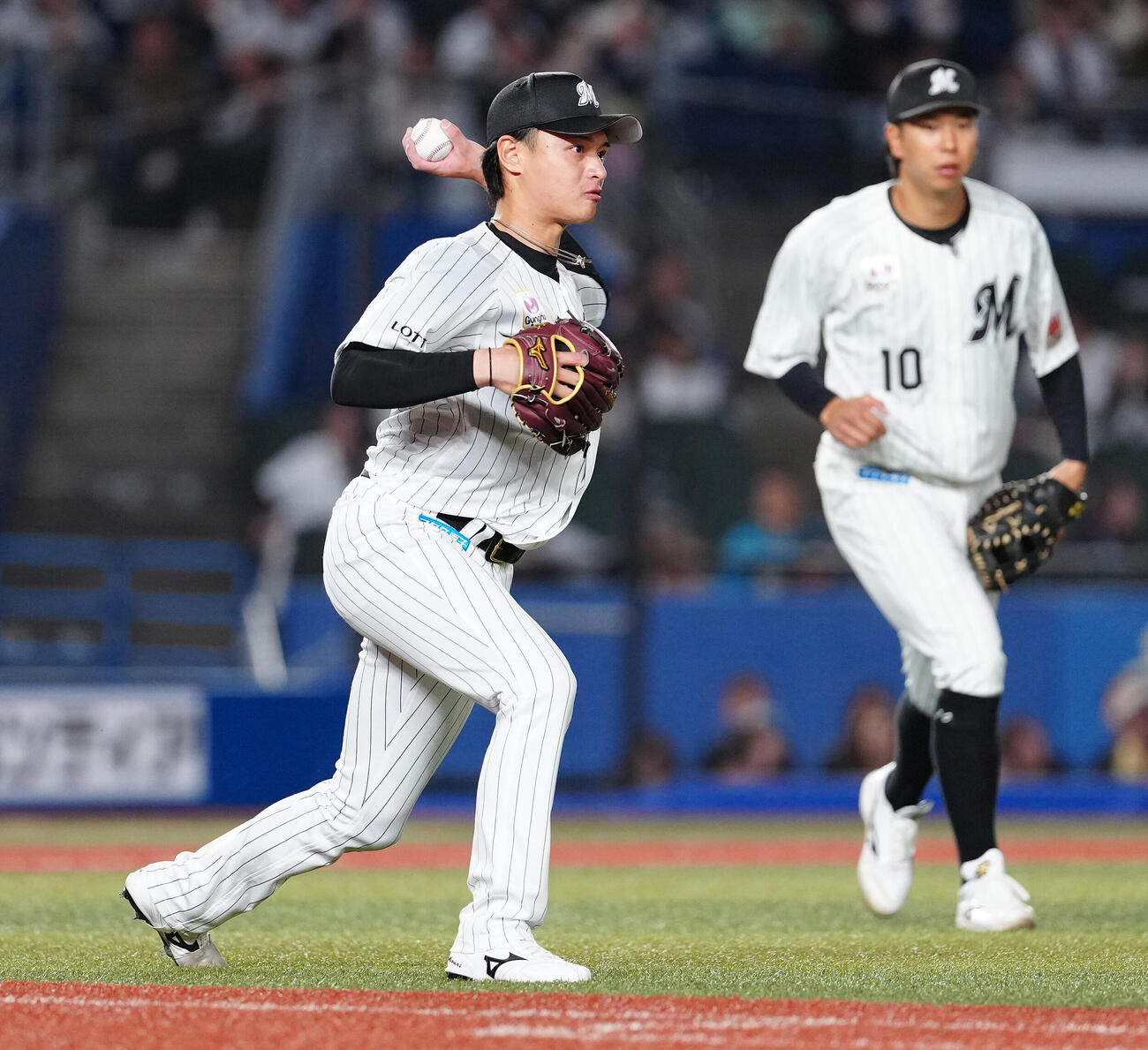 ロッテ対オリックス　5回表オリックス無死一塁、若月健矢の送りバントを一塁へ悪送球する毛利海大（撮影・鈴木みどり）