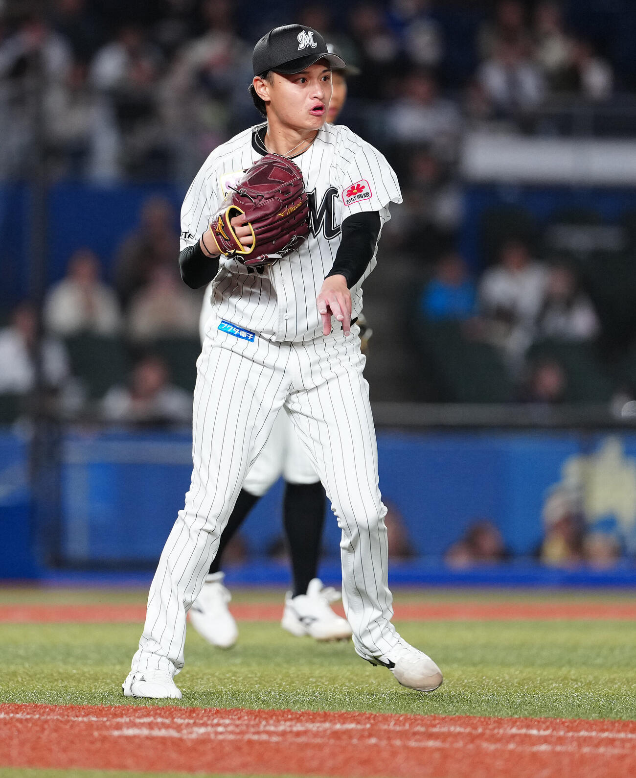 ロッテ対オリックス　5回表オリックス無死一塁、若月健矢の送りバントを一塁へ悪送球する毛利海大（撮影・鈴木みどり）