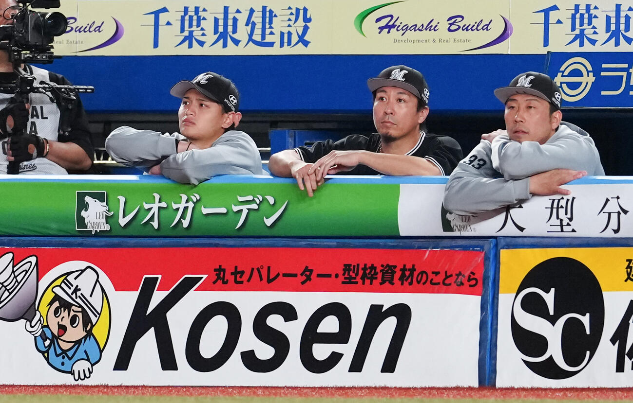 ロッテ対オリックス　9回裏、ベンチから試合を見るロッテ毛利海大（左）（撮影・鈴木みどり）＝2026年4月22日